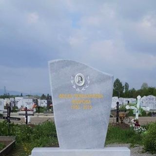 Надгробен паметник от мрамор "Лира" с надпис и снимка