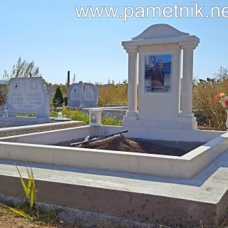 Надгробен паметник от варовик с триплекс МОДЕЛ 1003