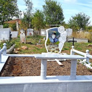 Надгробен паметник от мрамор с триплекс МОДЕЛ 1002